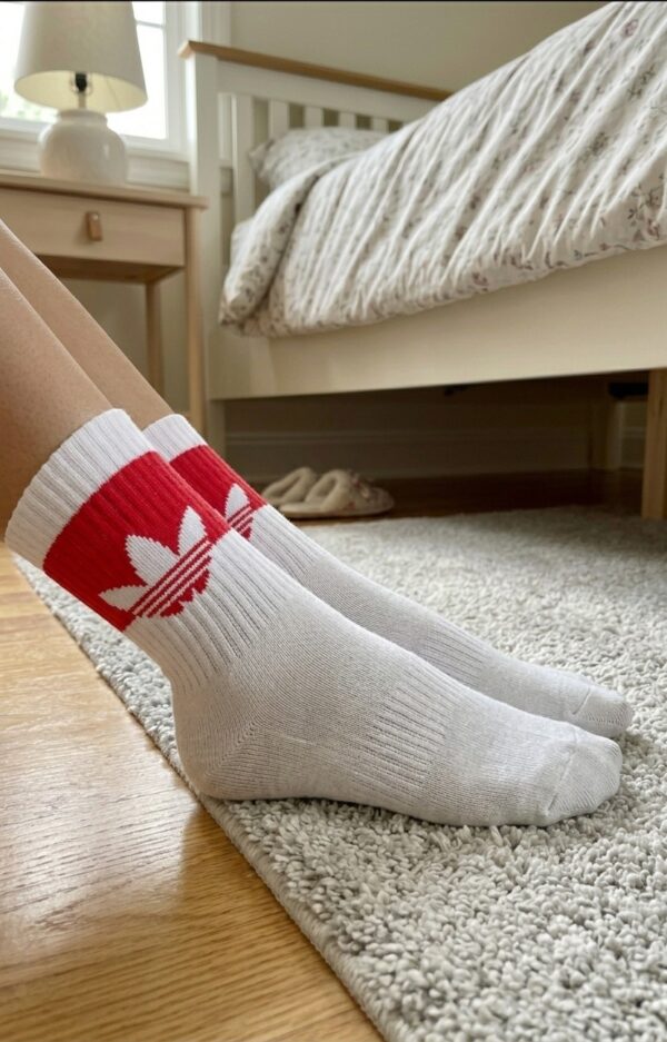Tenis Adidas logo rojo
