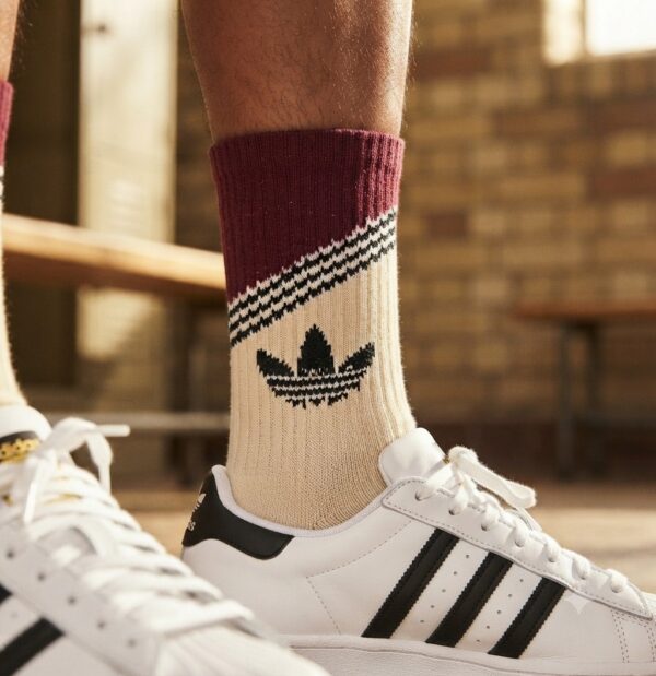 Tenis Adidas beige y bordo